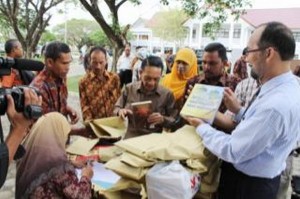 Aksi wakaf buku di depan Fakultas Ushuluddin IAIN Ar Raniry Banda Aceh. (Foto: Salman Mardira/Okezone)